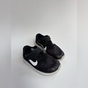 Nike kids free run sneakers